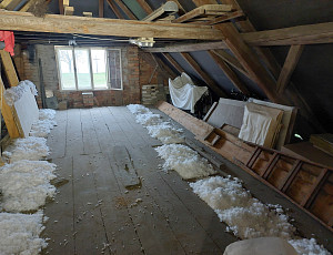 Zateplení stropu rodinného domu pomocí foukané izolace